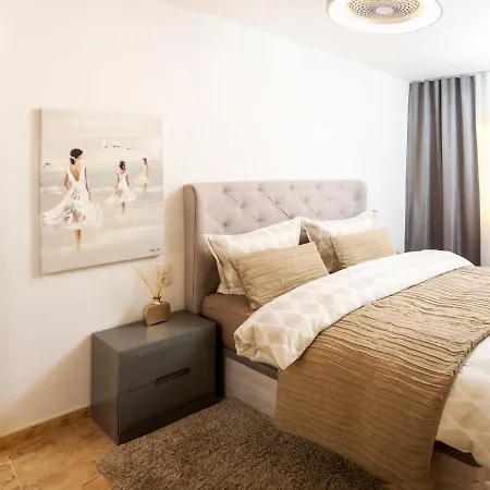 Penthouse Lara شقة *